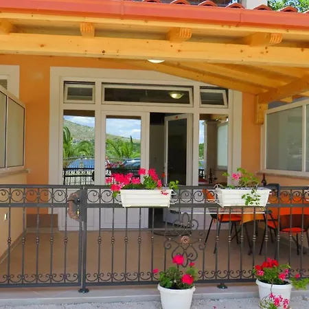 Ante Apartment Grebastica